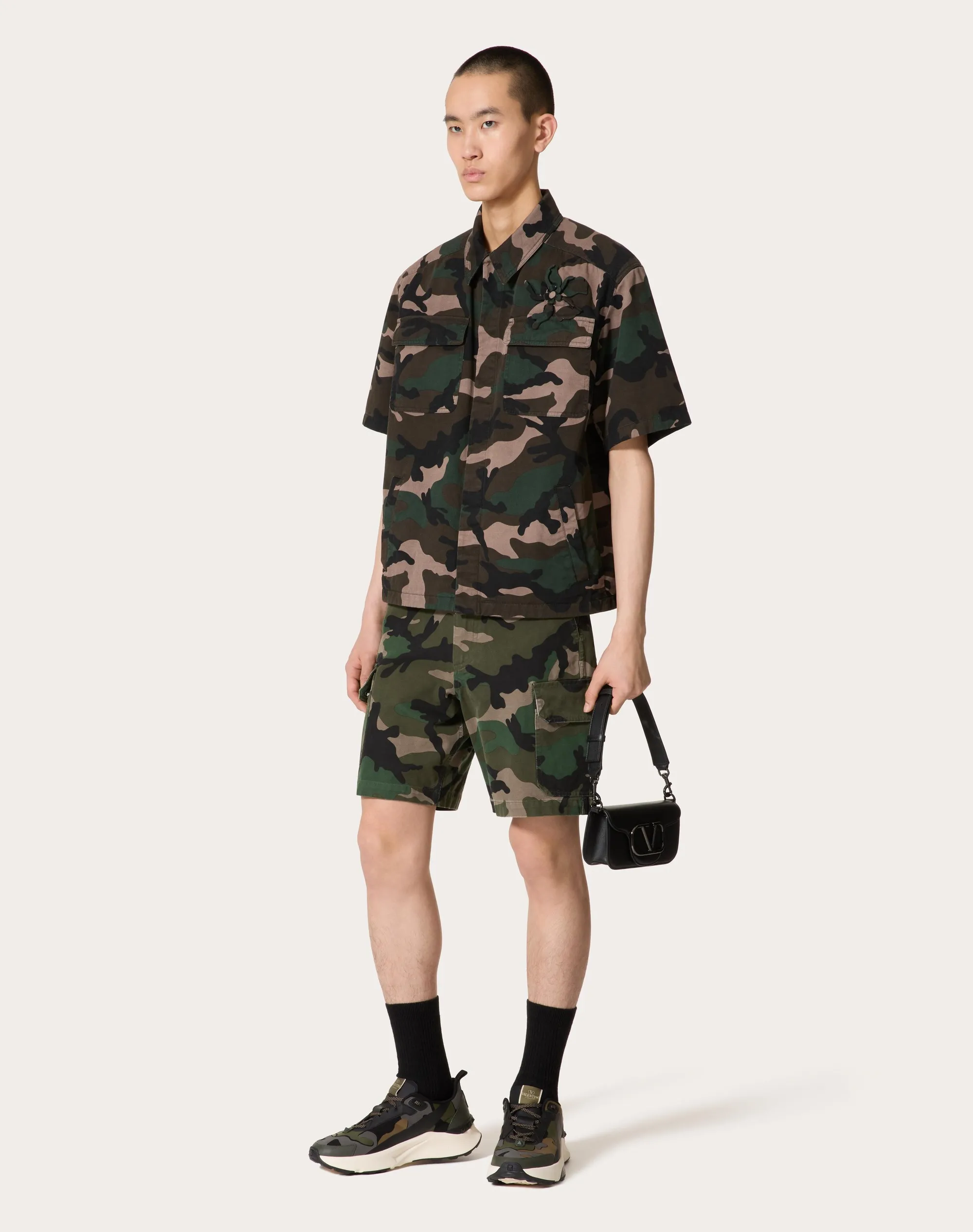 BERMUDA IN COTONE CON STAMPA CAMOUFLAGE E V DETAIL METALLICA