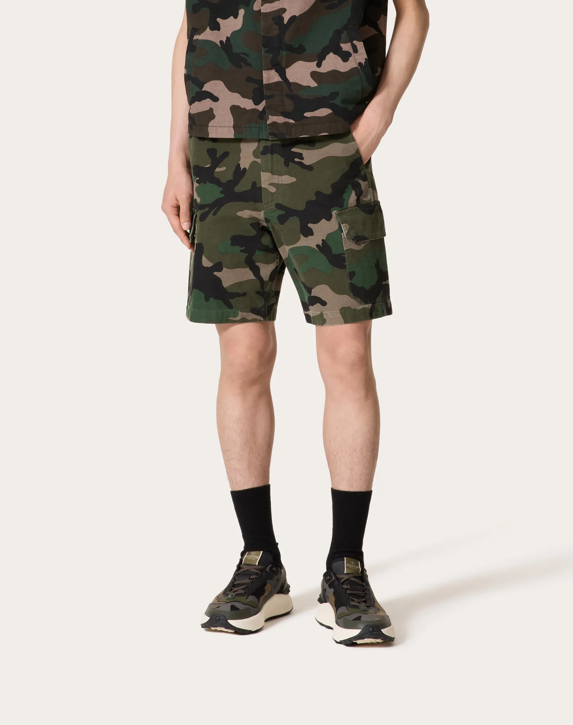BERMUDA IN COTONE CON STAMPA CAMOUFLAGE E V DETAIL METALLICA