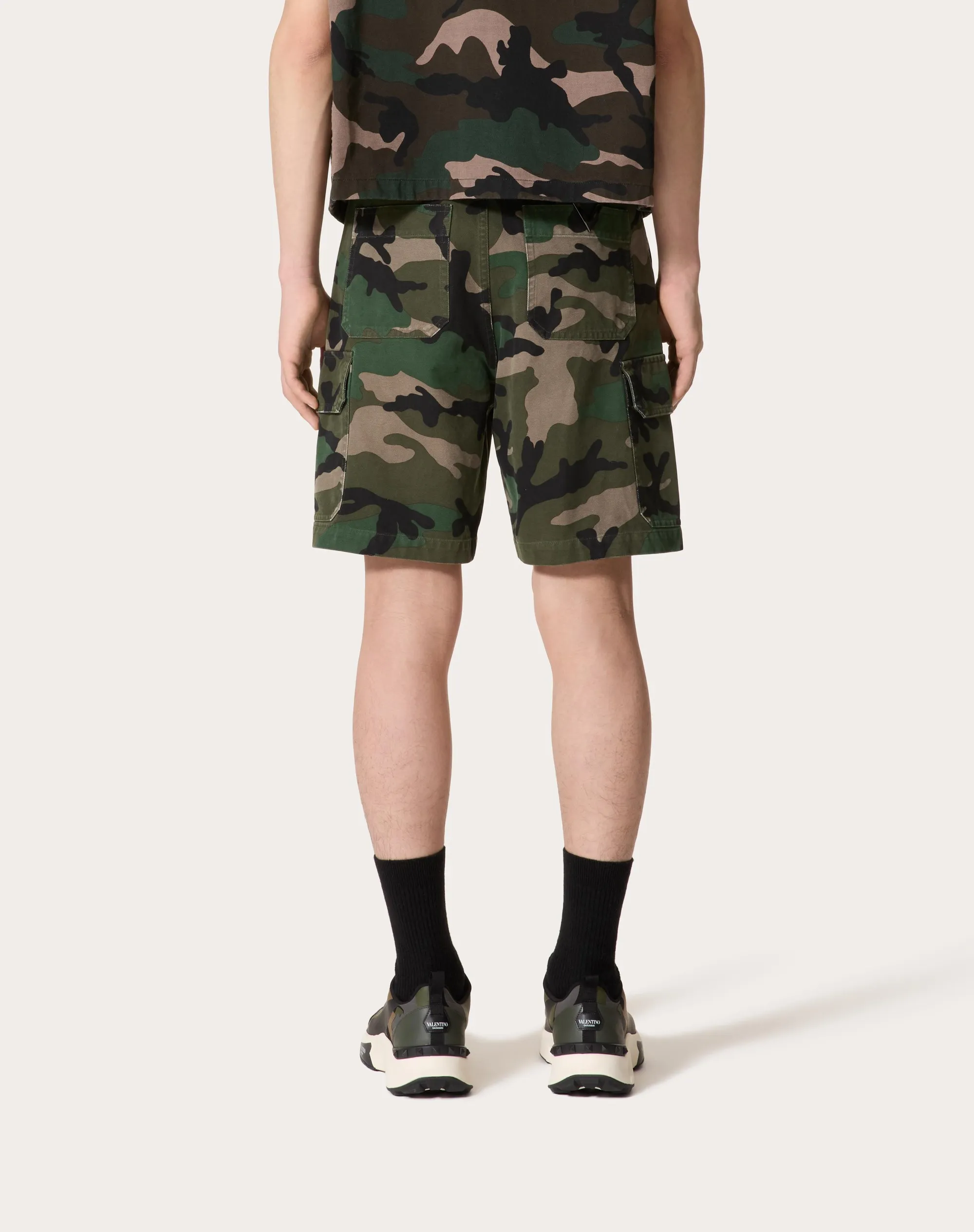 BERMUDA IN COTONE CON STAMPA CAMOUFLAGE E V DETAIL METALLICA