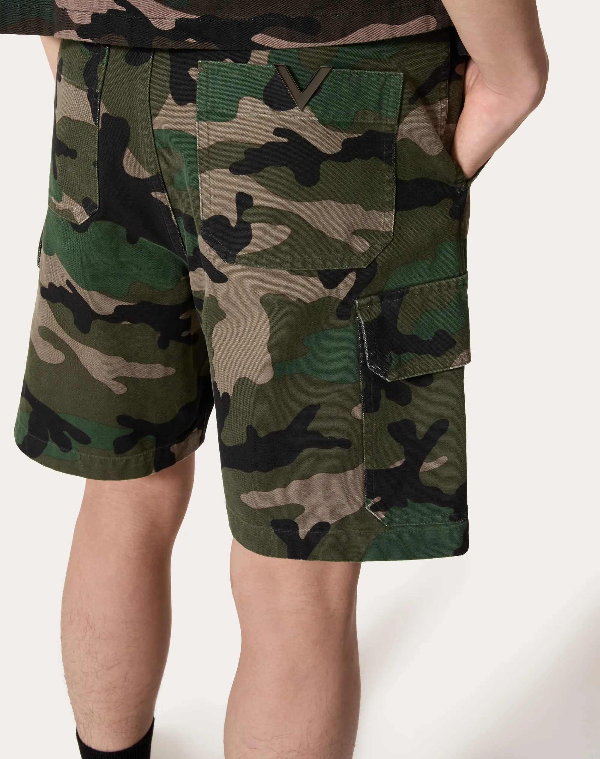 BERMUDA IN COTONE CON STAMPA CAMOUFLAGE E V DETAIL METALLICA