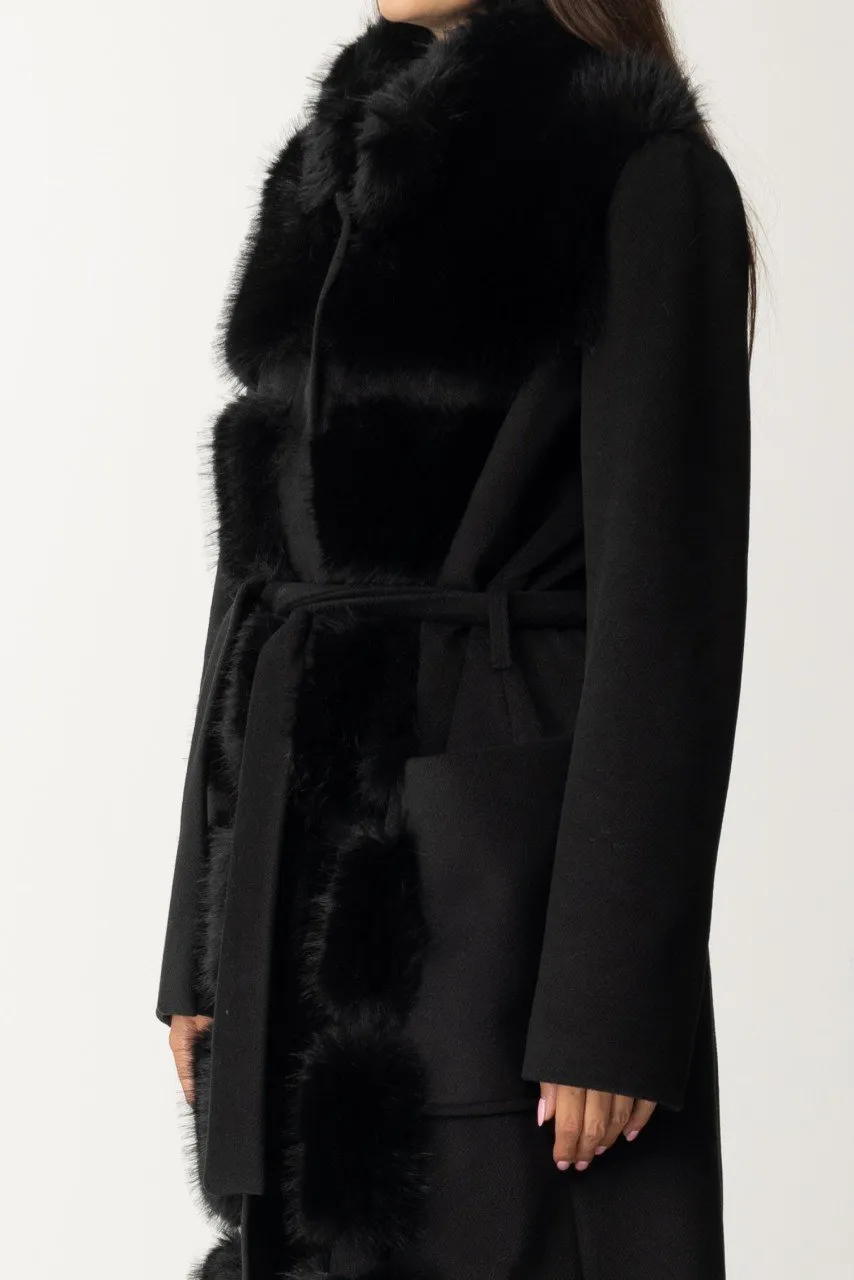 Cappotto con cintura in vita e inserti in ecopelliccia Nero