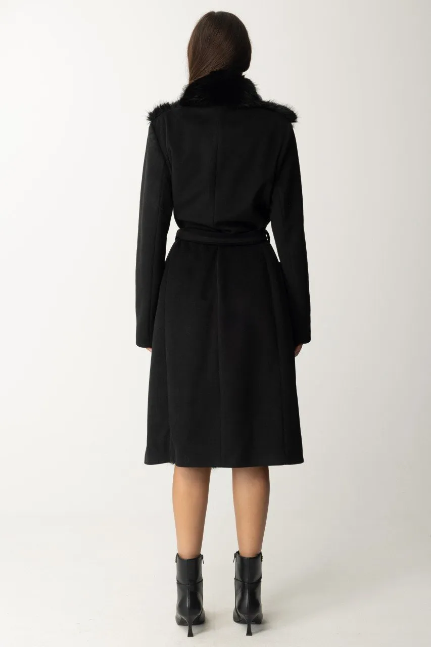 Cappotto con cintura in vita e inserti in ecopelliccia Nero