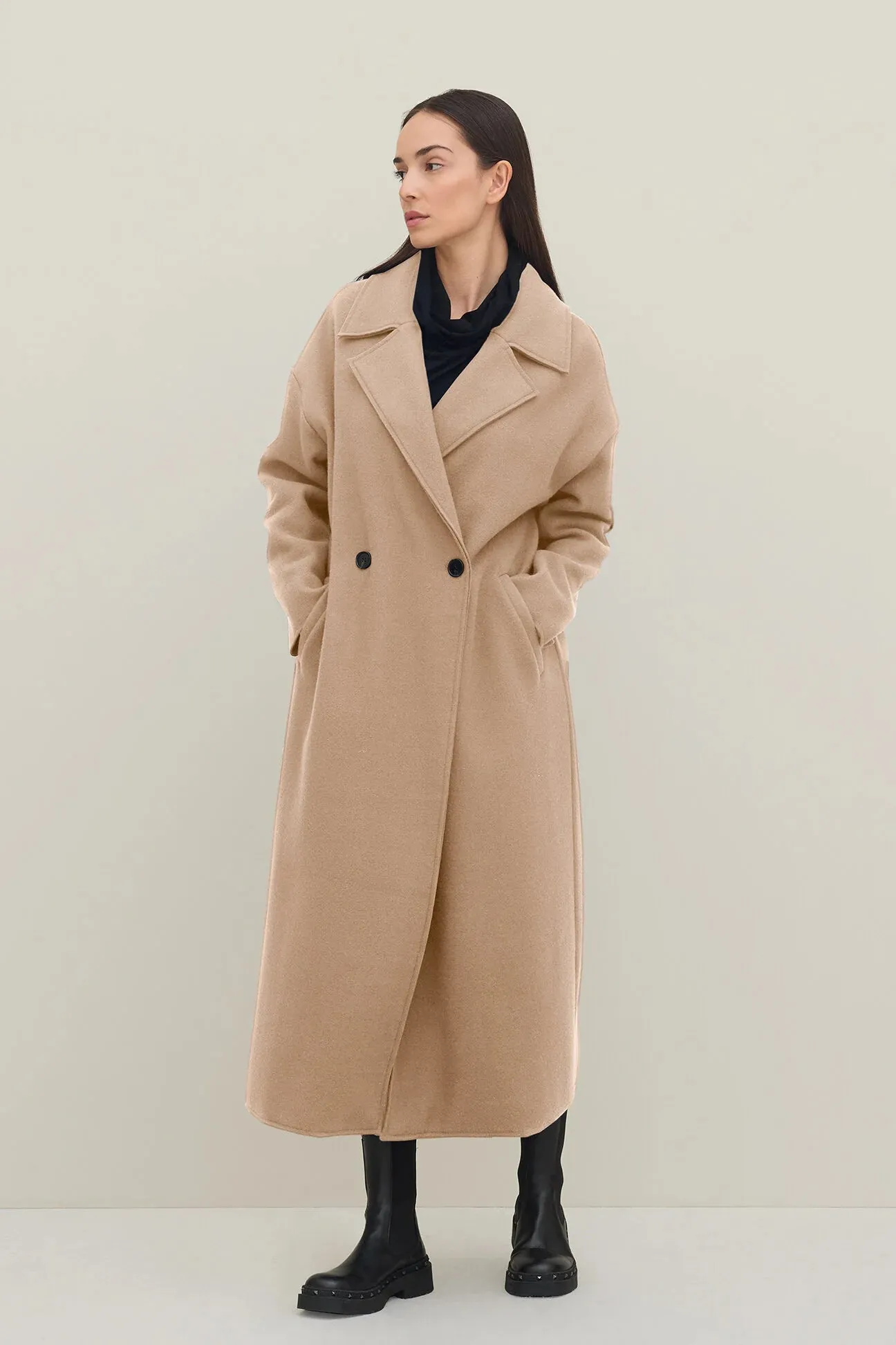 Cappotto doppiopetto lungo in lana mouflon con tasche a filetto beige