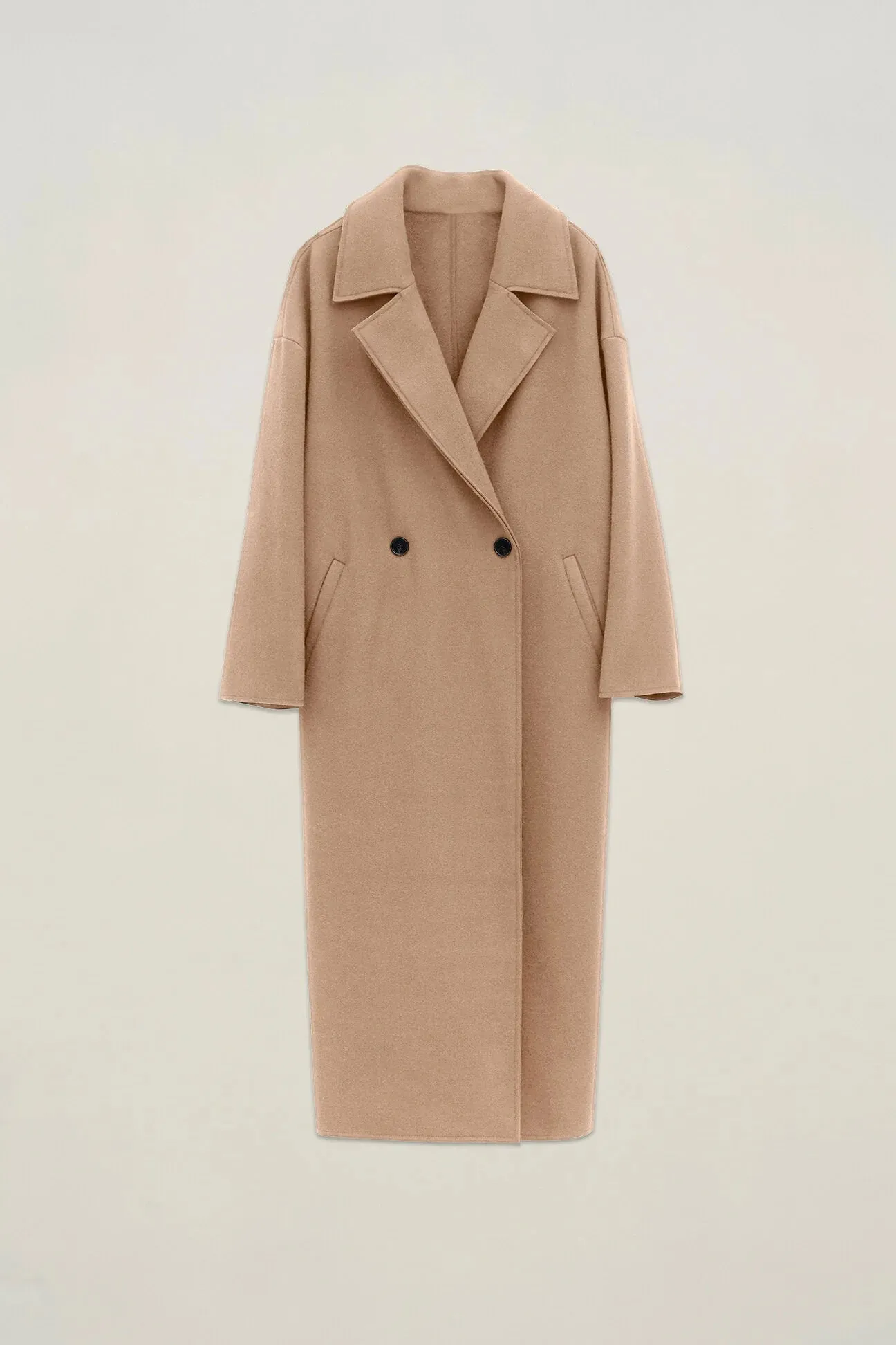 Cappotto doppiopetto lungo in lana mouflon con tasche a filetto beige