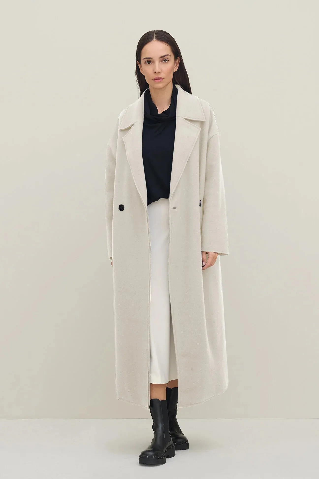 Cappotto doppiopetto lungo in lana mouflon con tasche a filetto