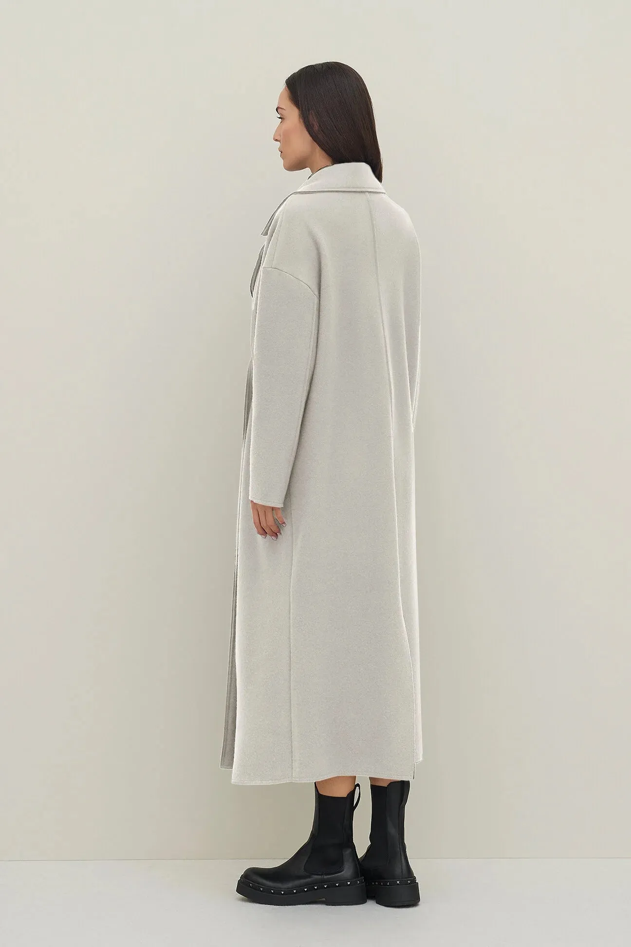 Cappotto doppiopetto lungo in lana mouflon con tasche a filetto