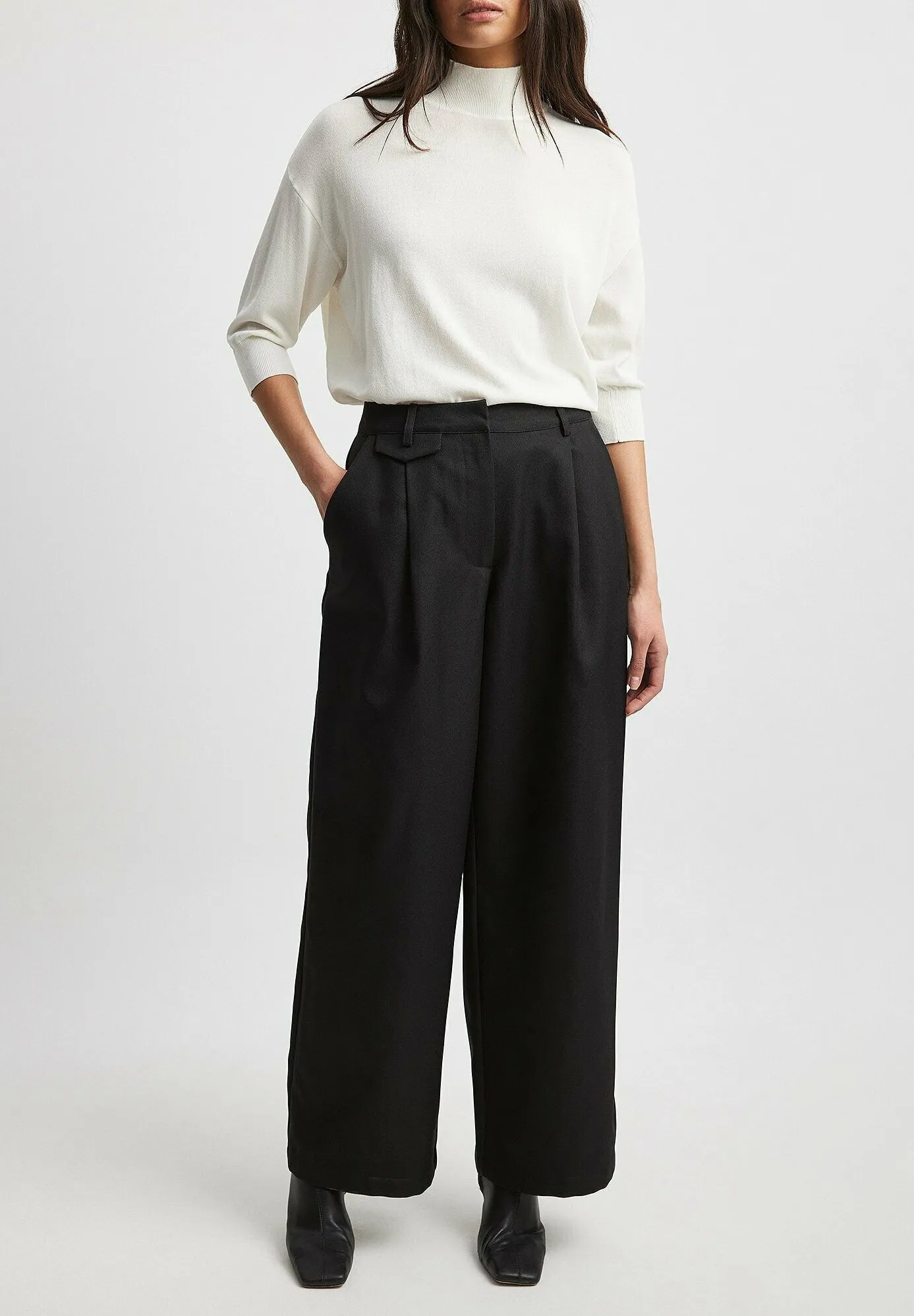 FIGURBETONTE MIT MITTELHOHER TAILLE - Pantaloni