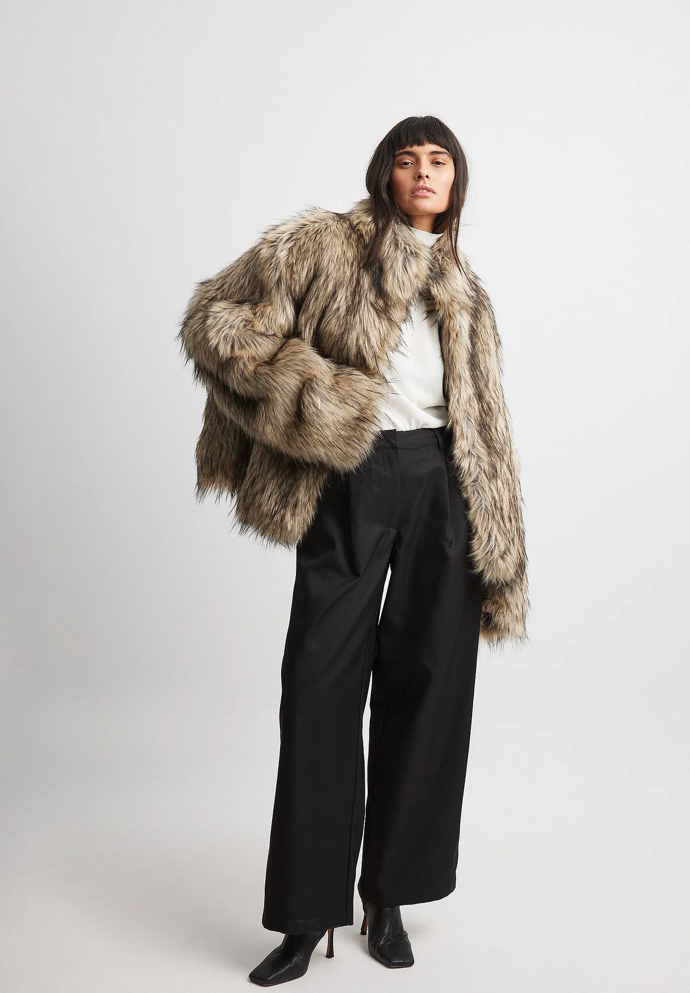 FIGURBETONTE MIT MITTELHOHER TAILLE - Pantaloni
