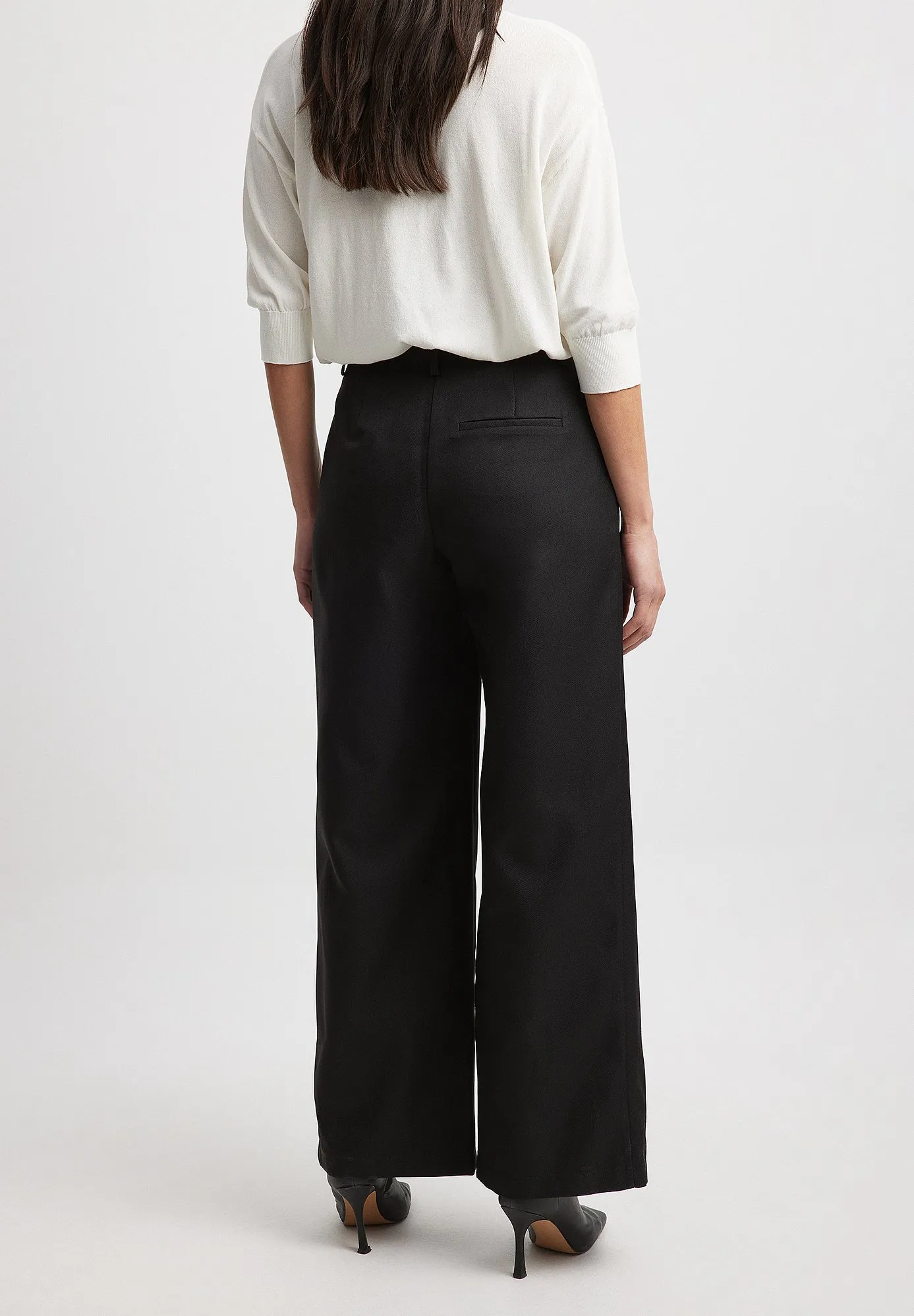 FIGURBETONTE MIT MITTELHOHER TAILLE - Pantaloni