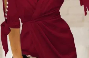 Mini abito elegante con dettaglio di perle finte e scollo incrociato Candys, bordeaux