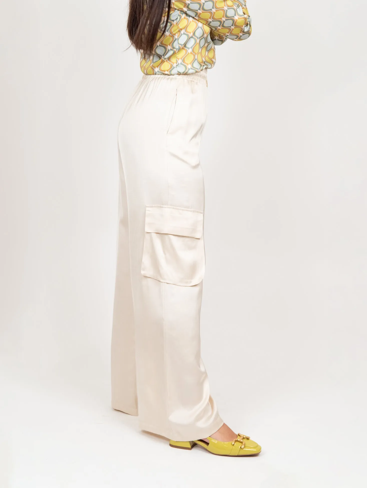 Pantalone cargo in raso color champagne