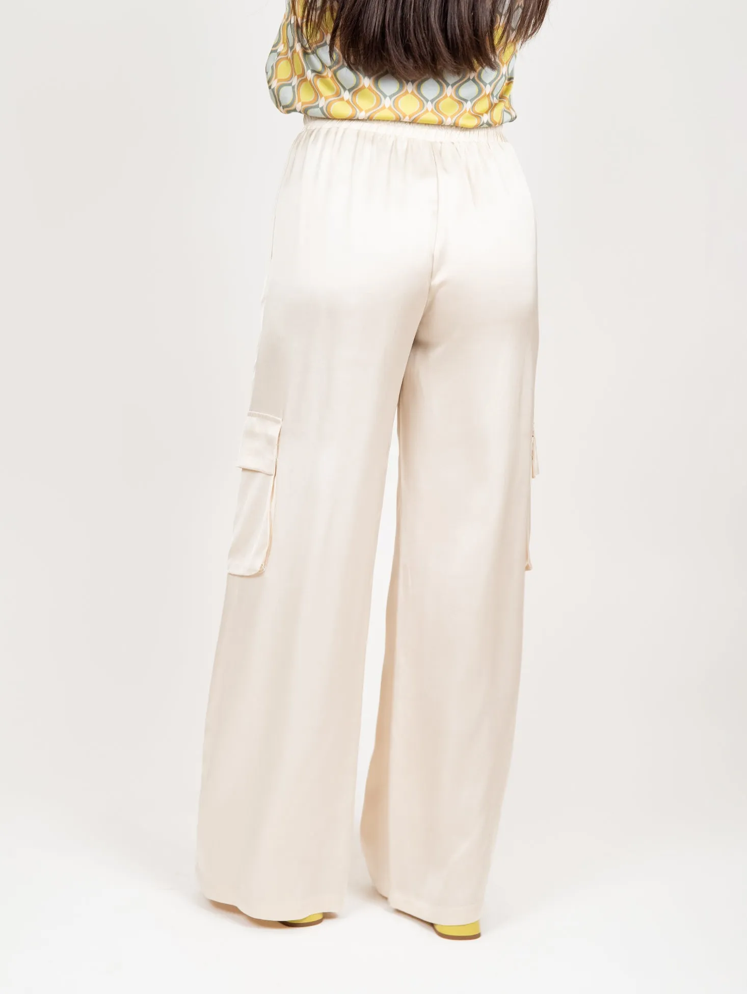 Pantalone cargo in raso color champagne