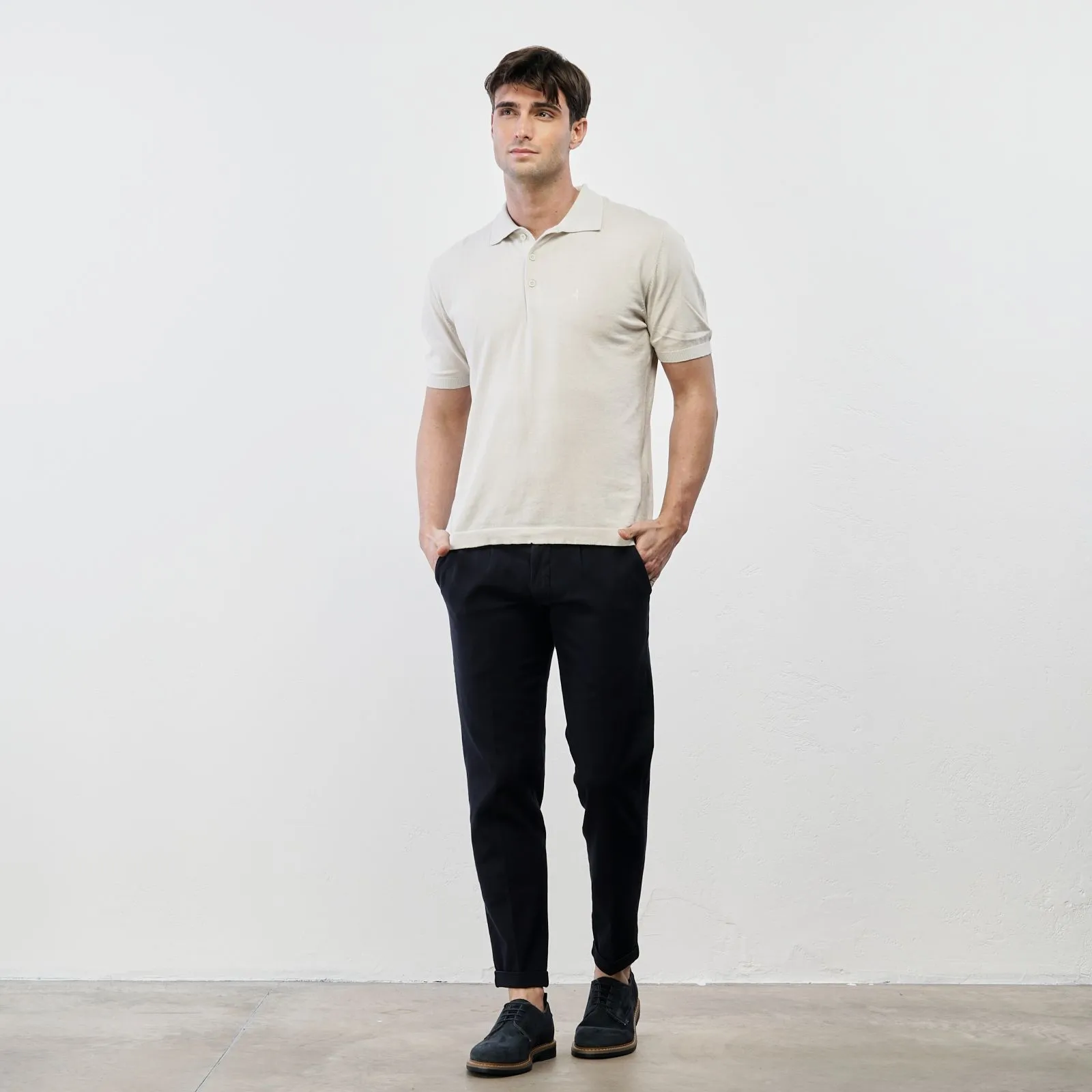 Pantaloni blu con tasche