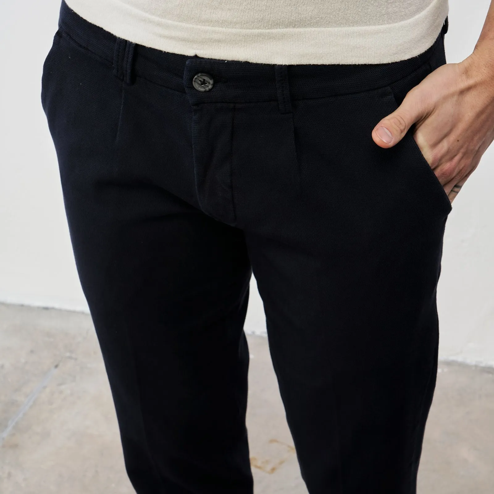 Pantaloni blu con tasche