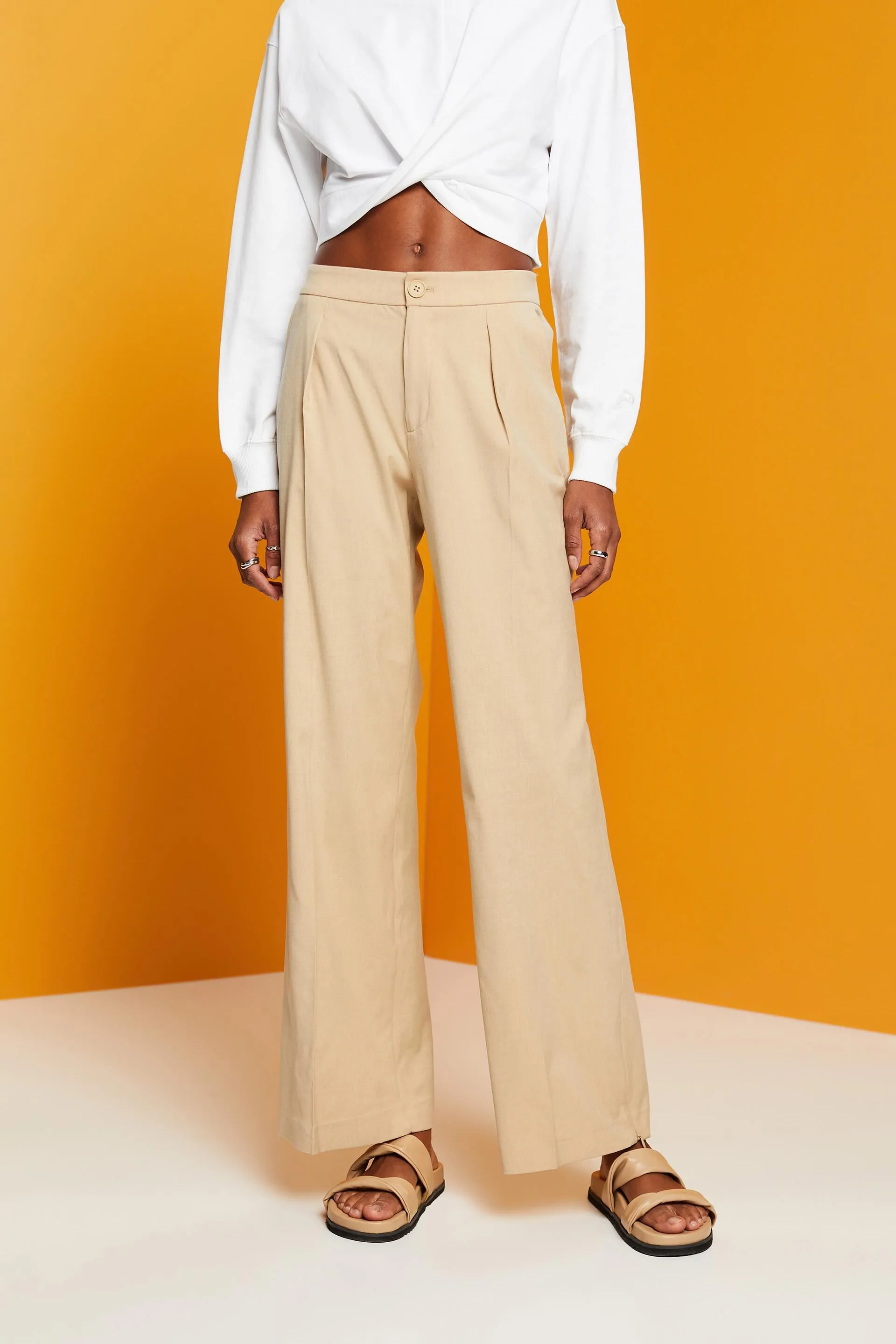 Pantaloni con spacco sullo sfondo e zip