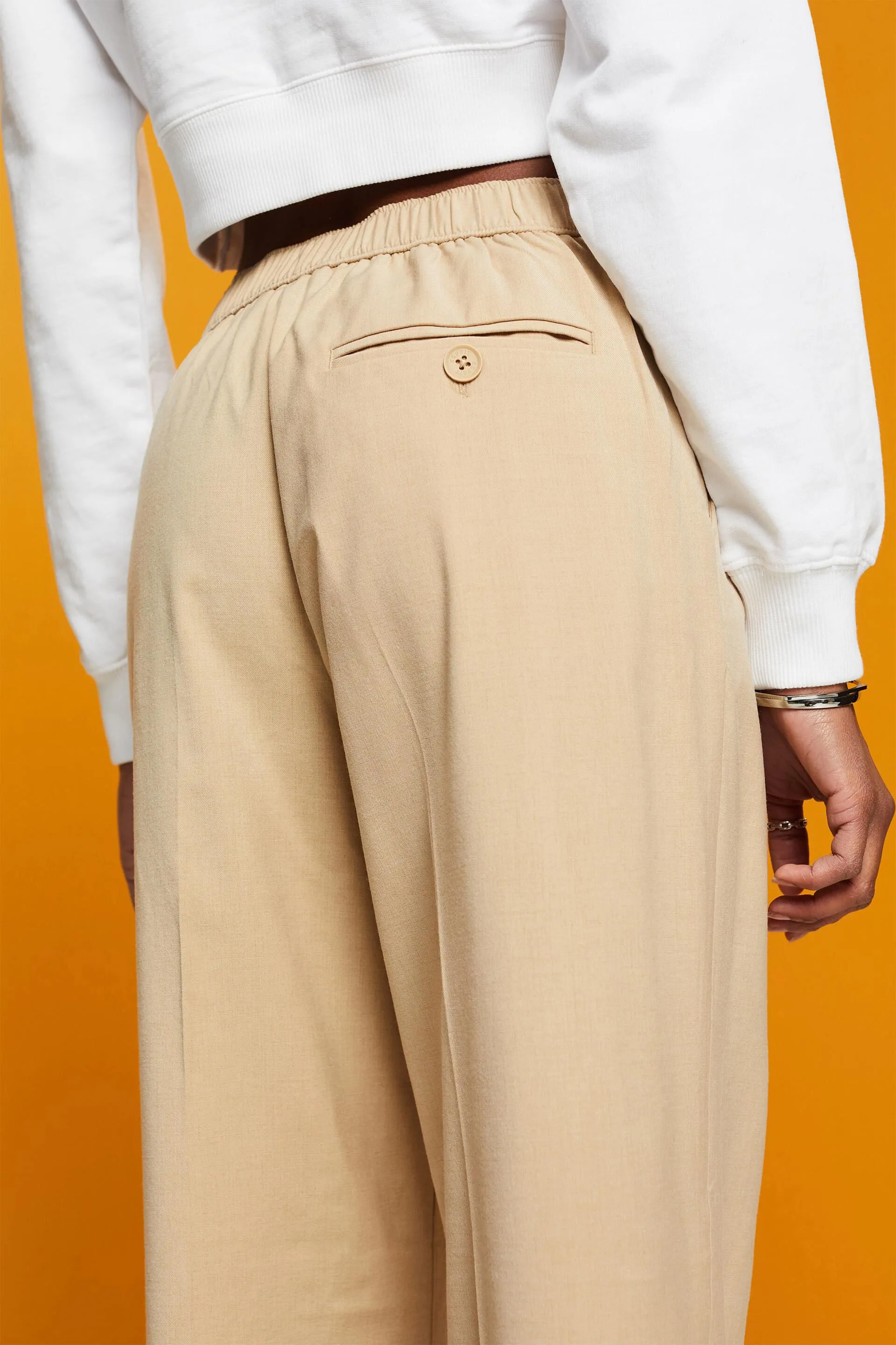 Pantaloni con spacco sullo sfondo e zip
