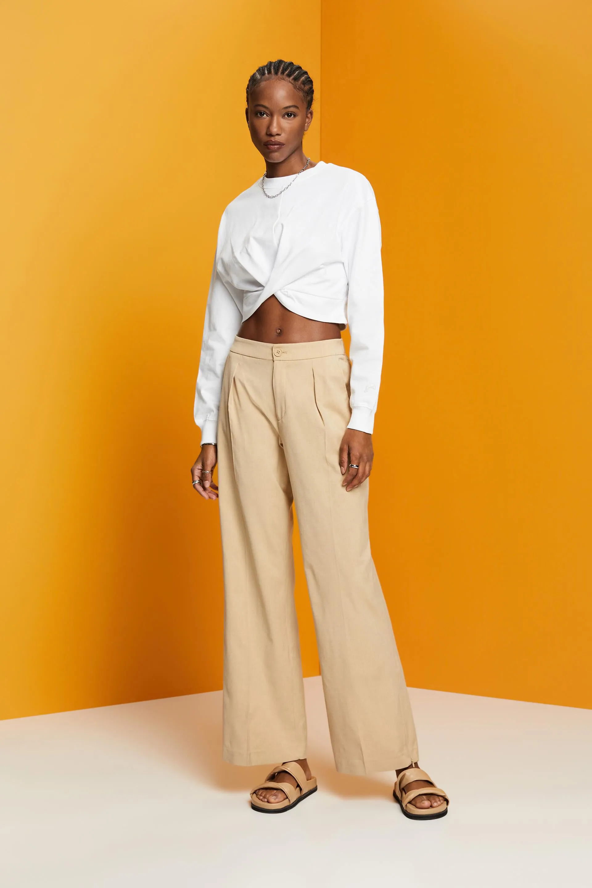 Pantaloni con spacco sullo sfondo e zip