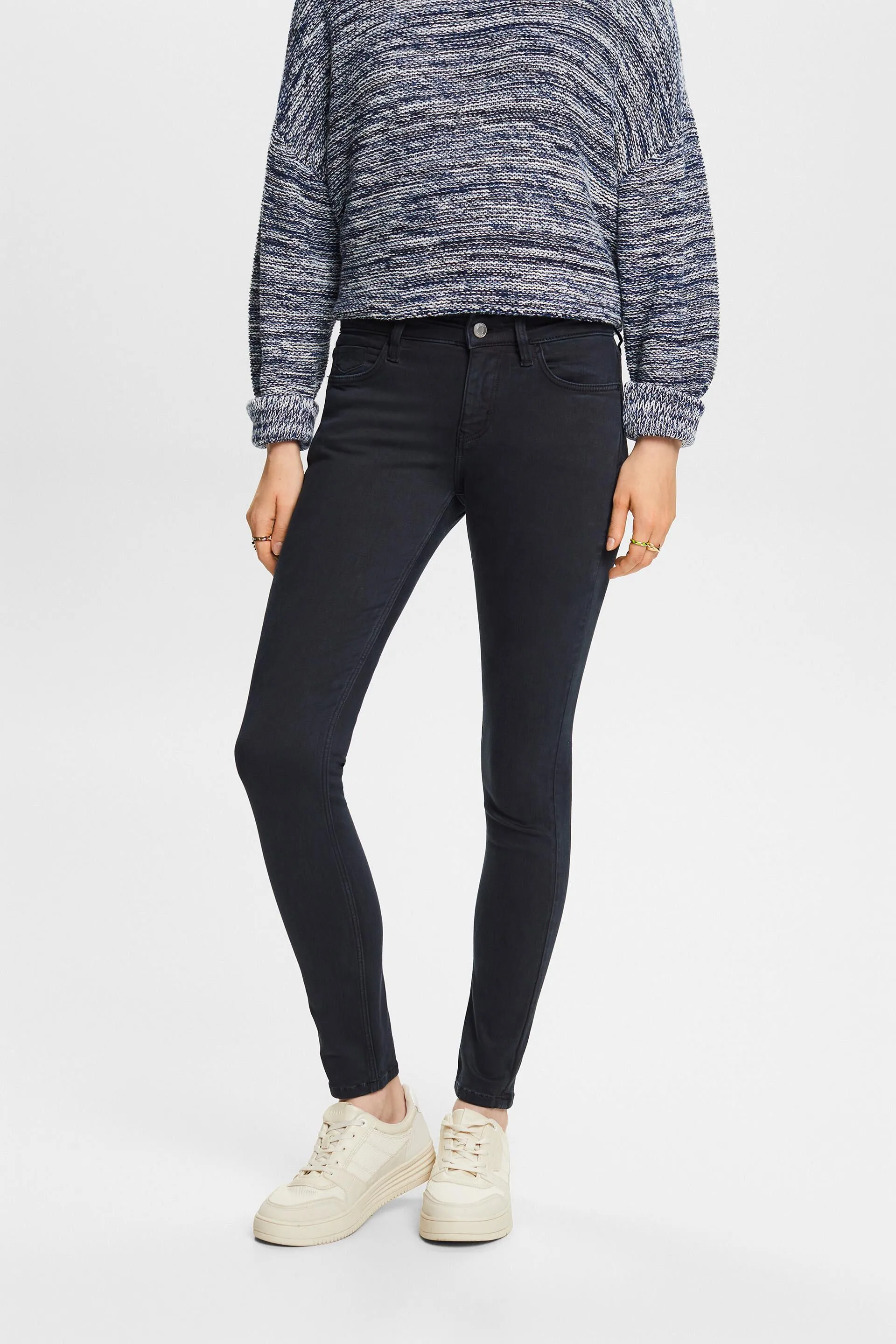 Pantaloni skinny a vita media