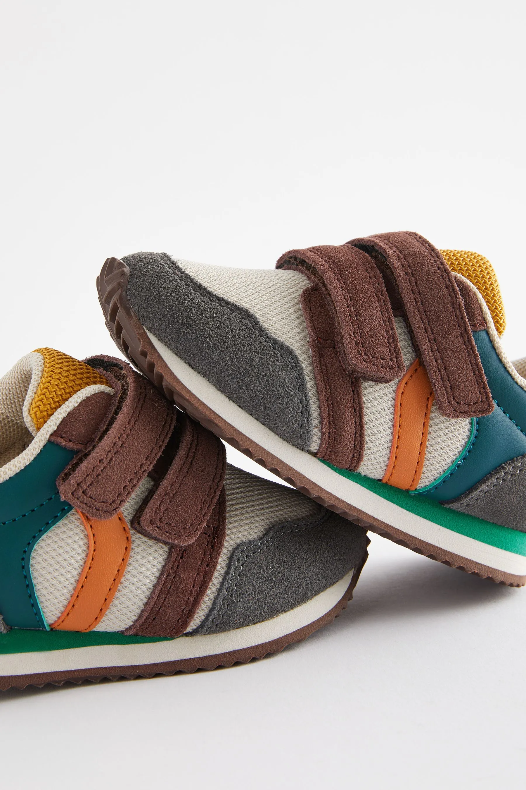 Scarpe da ginnastica con due cinturini    