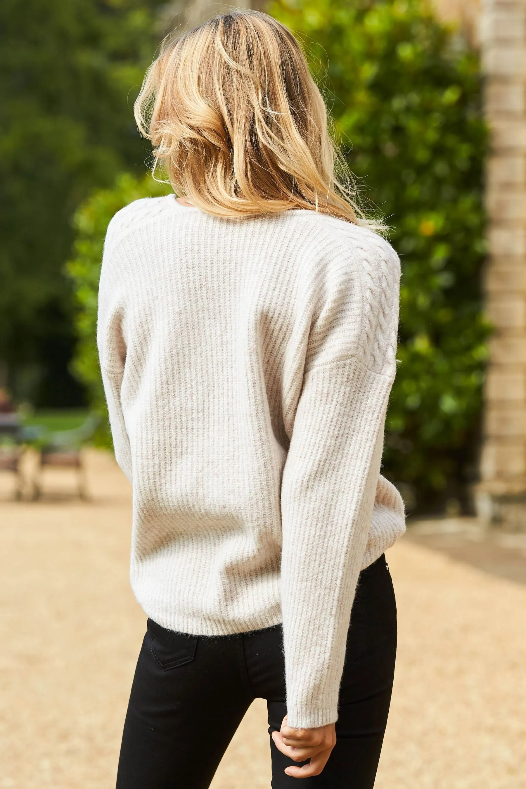 Sosandar Maglione a trecce con scollo a V sulle spalle    