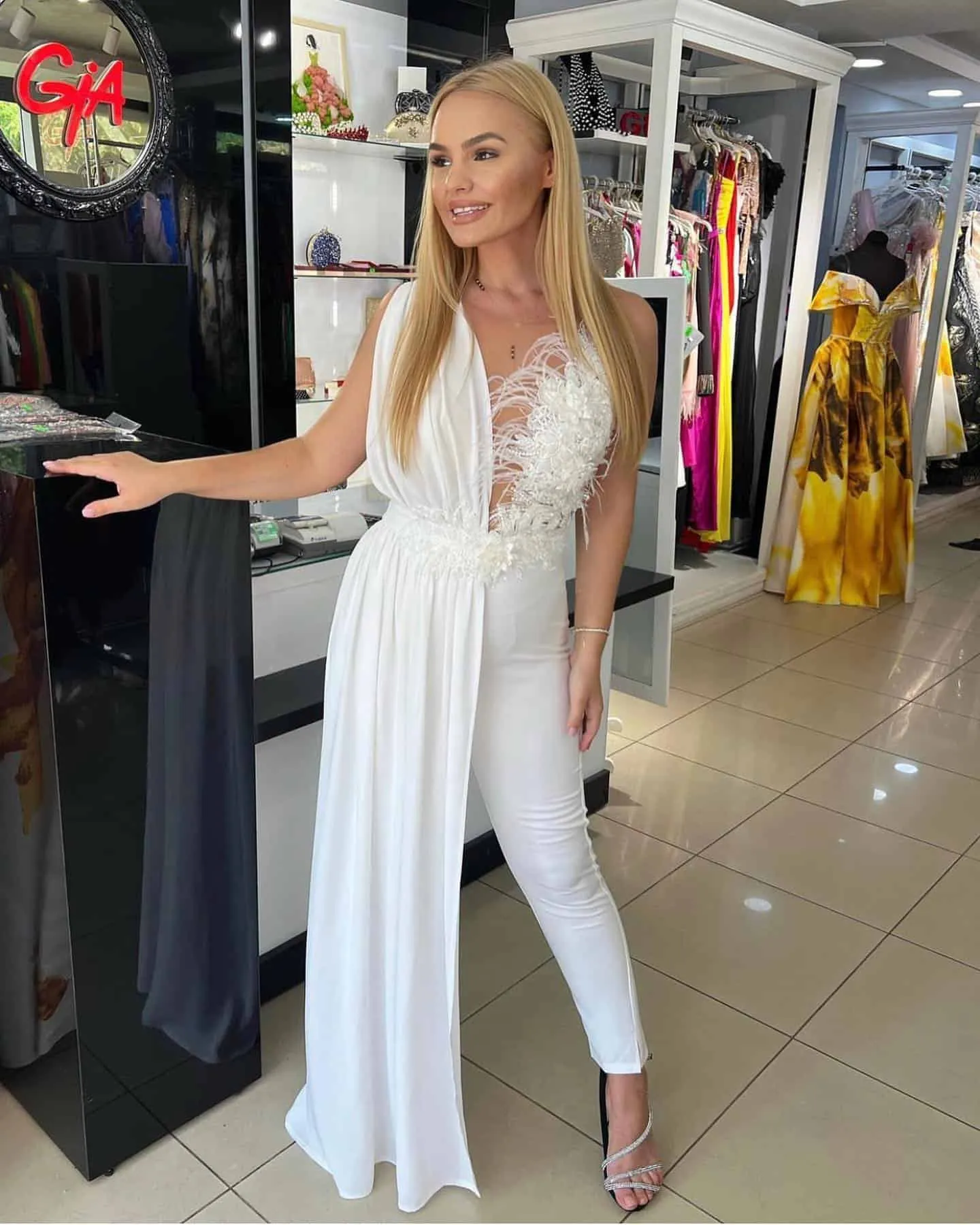 Tuta bianca elegante con strascico tipo mantello